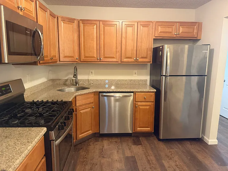 217 Colonial Ct — Photo 3