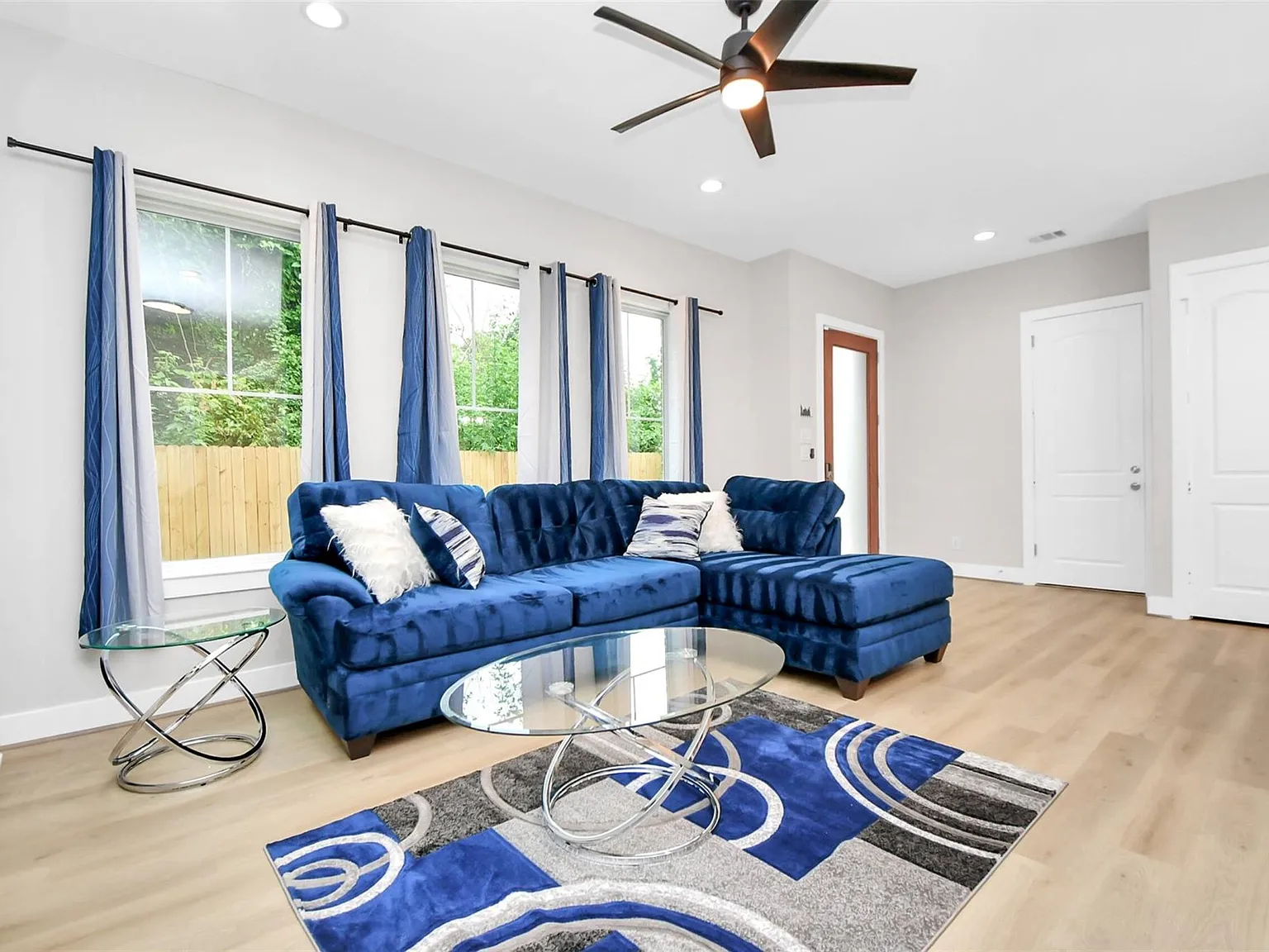 3 bed, 2.5 bath, 1814 sqft, $2,400 — Photo 2