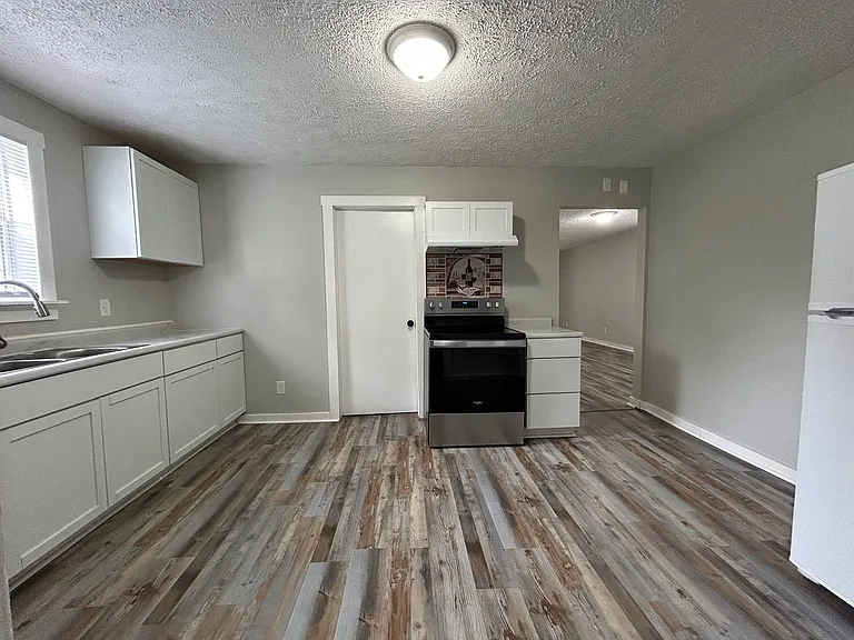 642 N Elm St — Photo 9