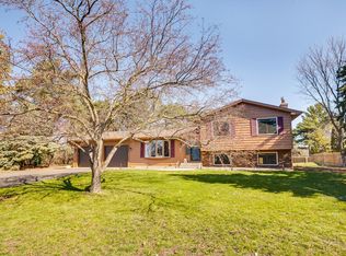 919 Valley Oaks Rd, Vadnais Heights, MN 55127