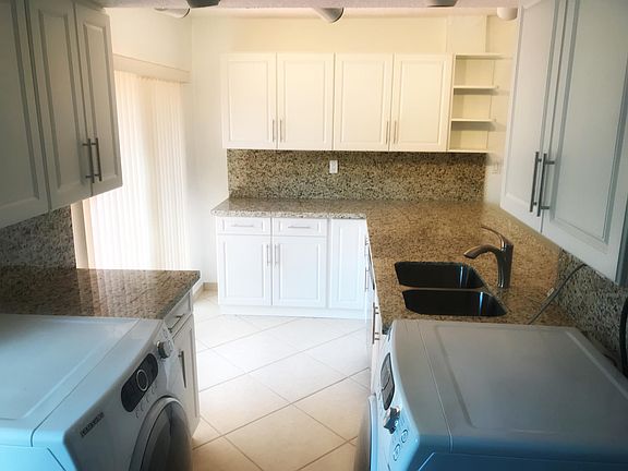 Newly Remodeled Kitchen w/Granite Counters
