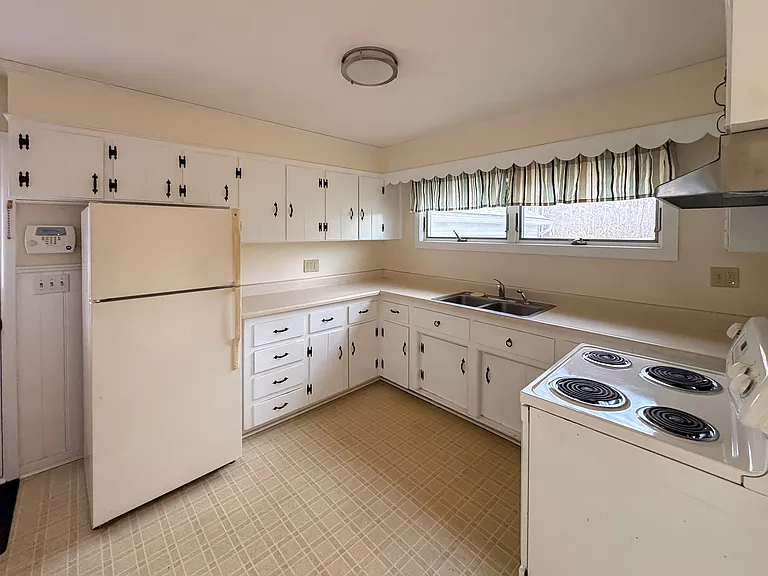 38 Marshall Dr — Photo 16