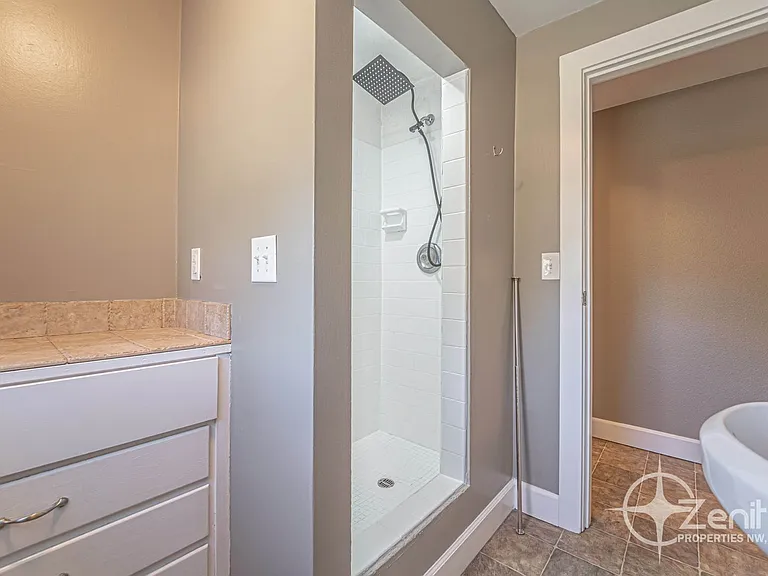1818 W 22nd St — Photo 15