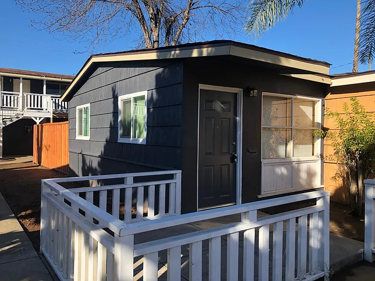 1042 E Grand Ave — Photo 11