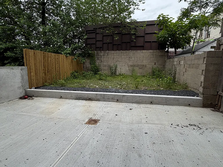 2375 Lorillard Pl #2R — Photo 4