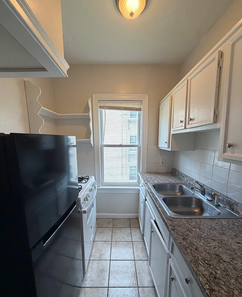 255 Fountain St, Unit 2 Fall River, MA 3 Bedrooms 1 Bathroom — Photo 4