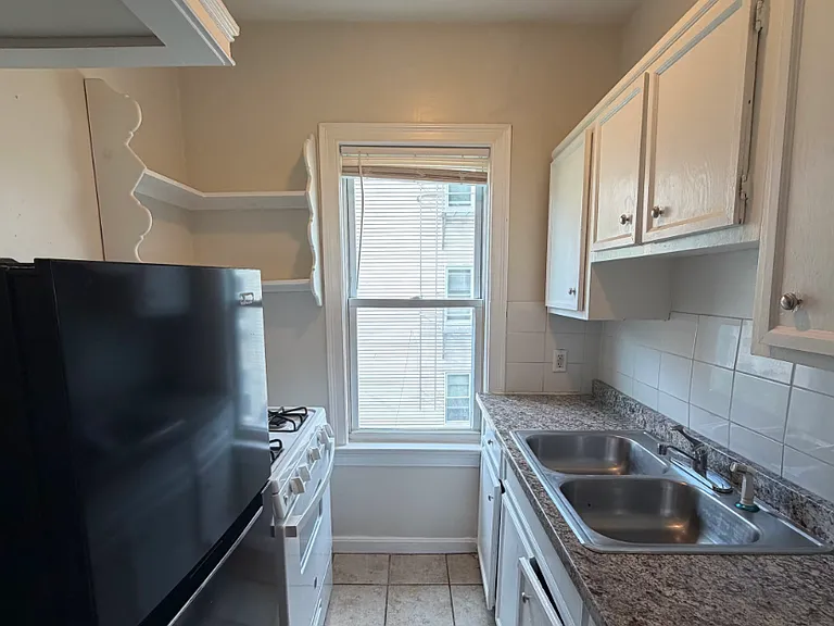 255 Fountain St, Unit 2 Fall River, MA 3 Bedrooms 1 Bathroom — Photo 4