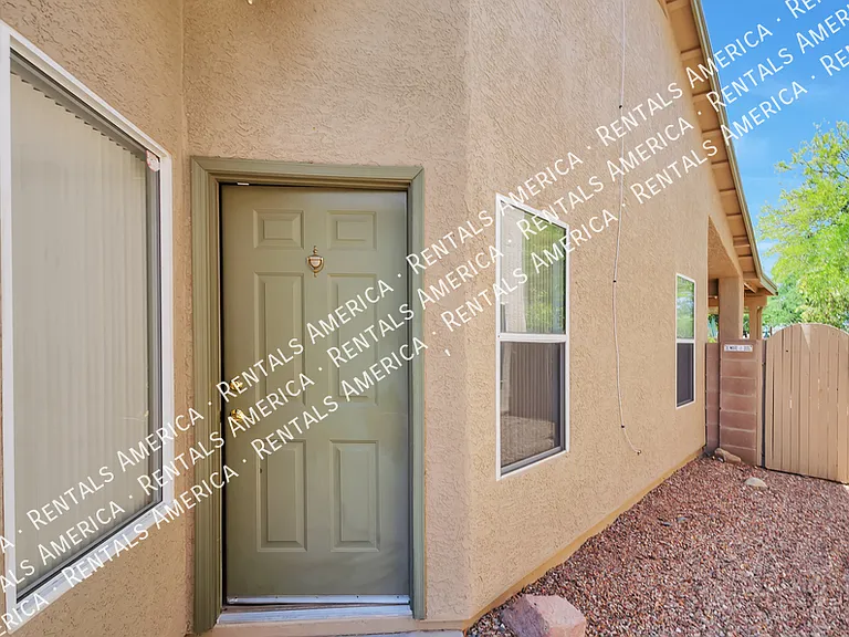 7620 S Trumpet Vine Ave — Photo 2