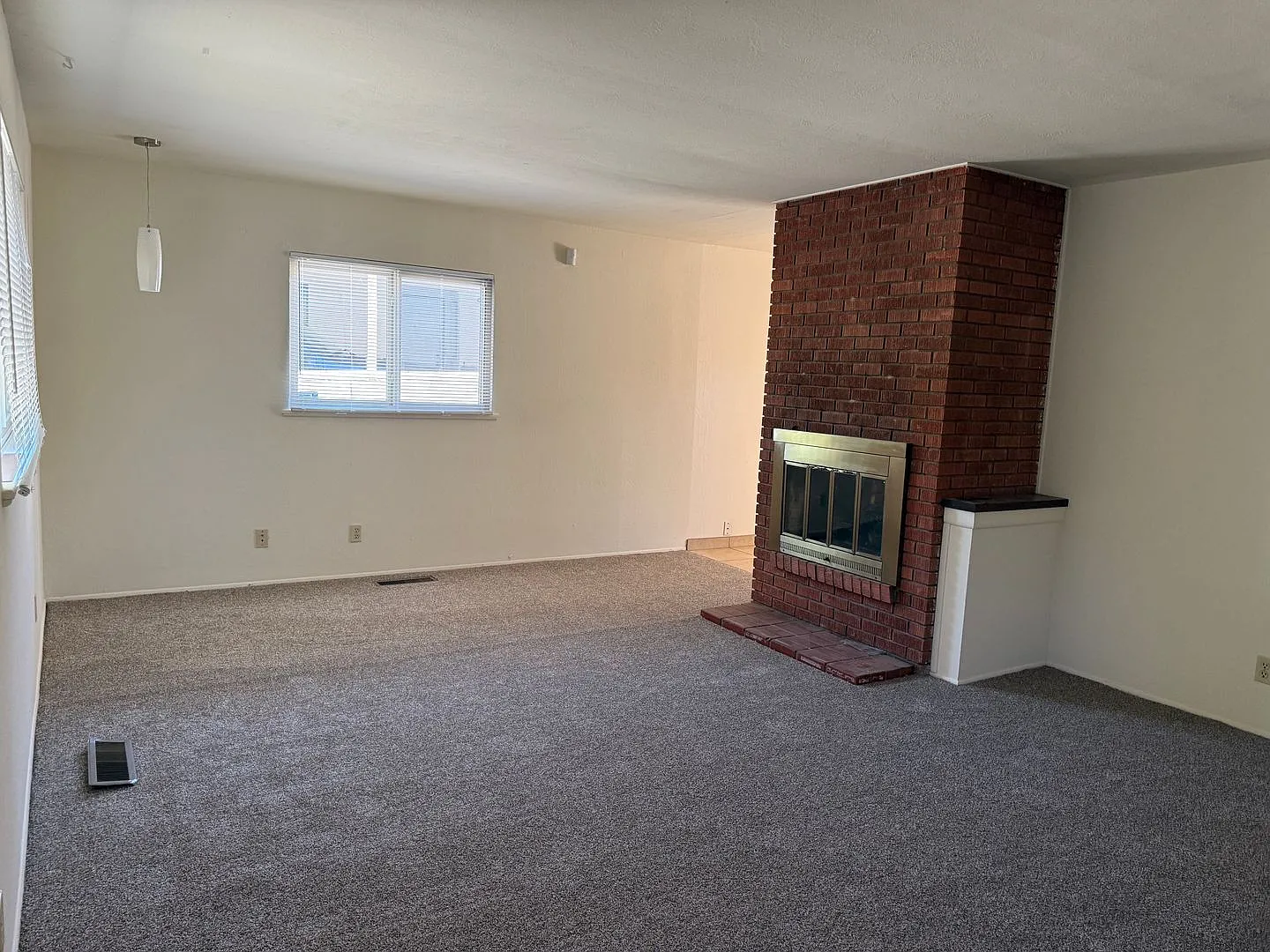 3 Br, 1.75 Ba w/ Fireplace, spacious kitchen, 2 CG — Photo 2