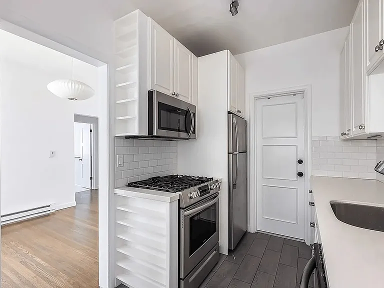 8491 Fountain Ave — Photo 17