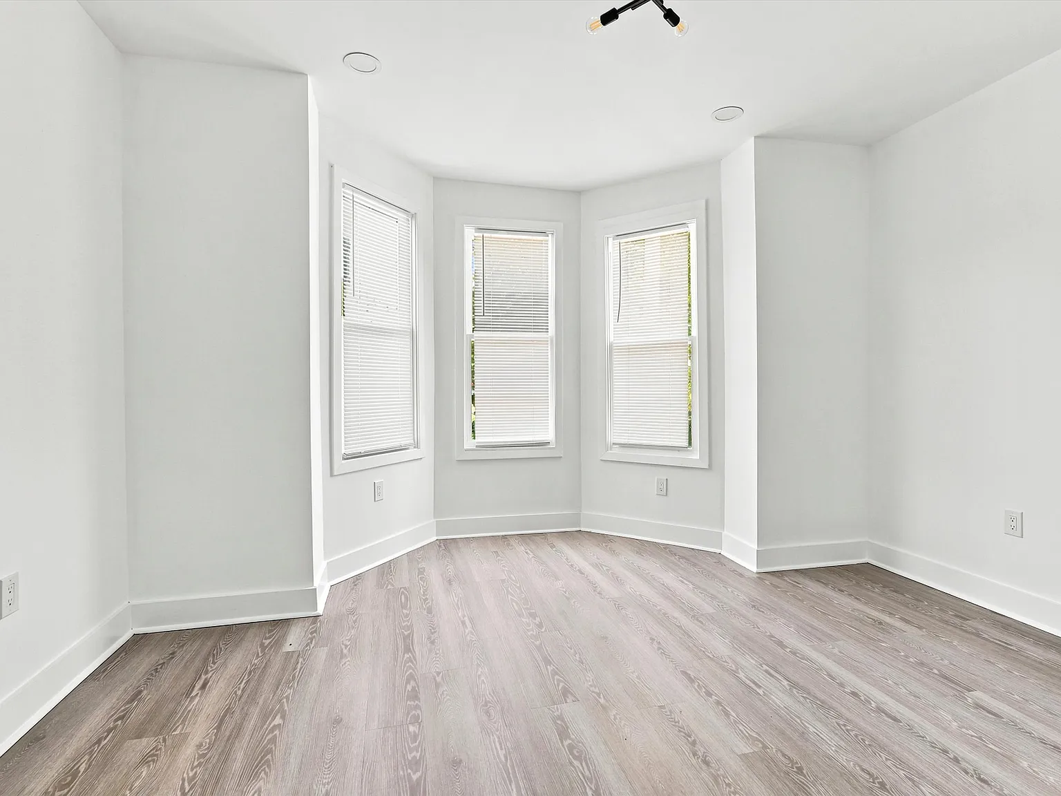 3 bed, 1250 sqft, $1,795 — Photo 2