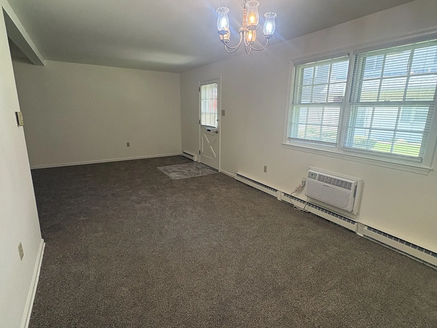 Hampshire Place Apartments — Photo 4