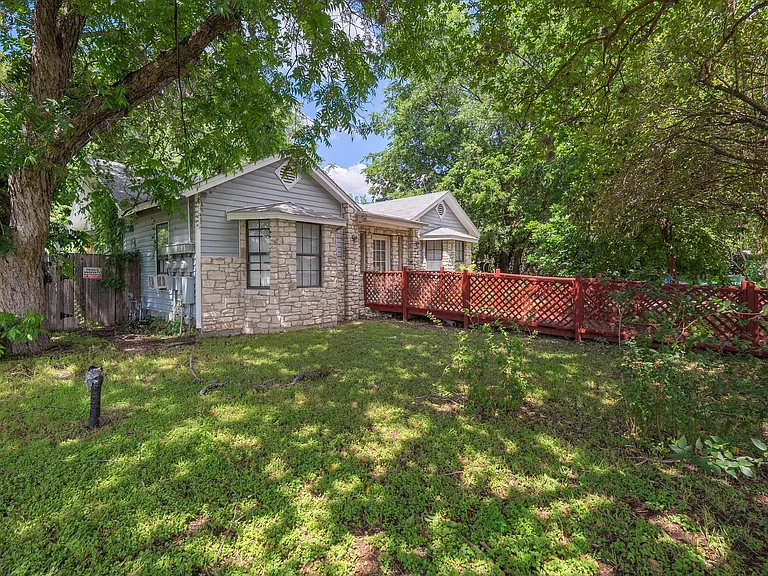 4616 E Cesar Chavez St — Photo 2