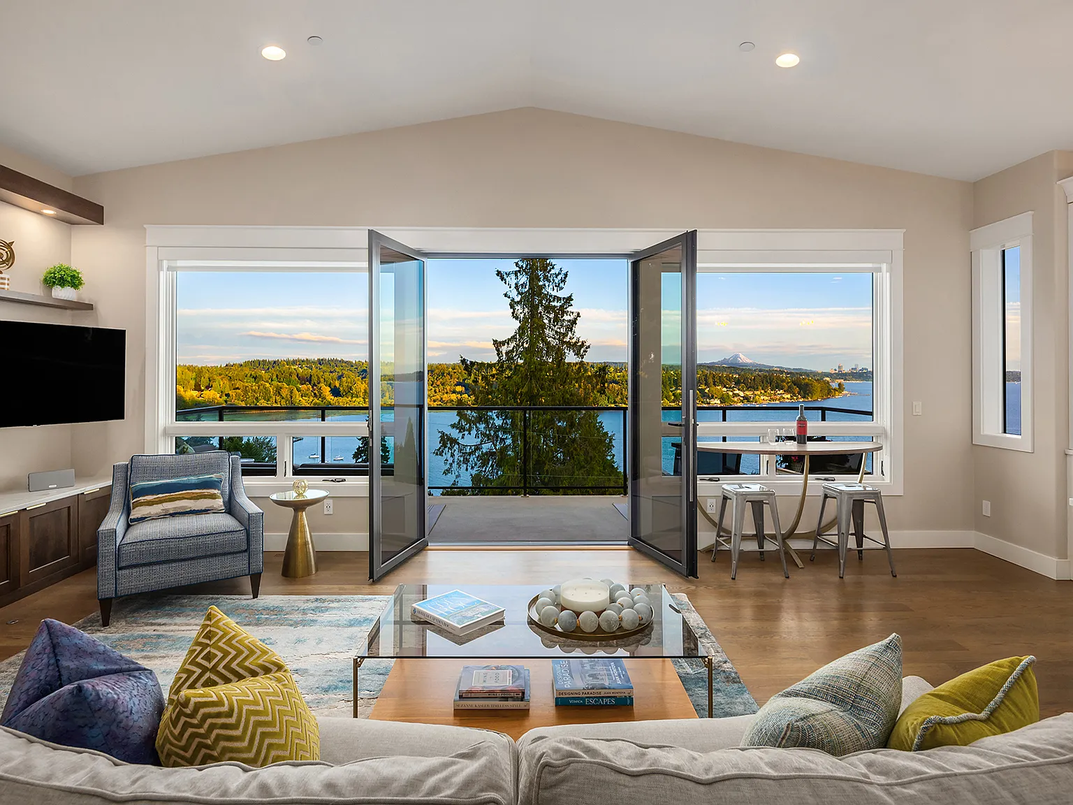 2 bed, 2.5 bath, 2810 sqft, $7,500 — Photo 4