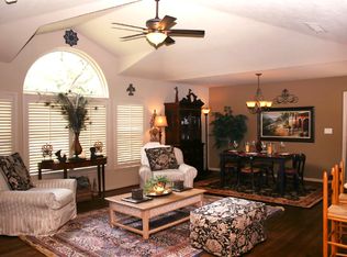 8818 Cedarspur Dr, Houston, TX 77055