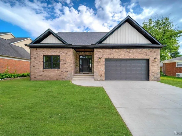1253 6th St, Wyandotte, MI 48192