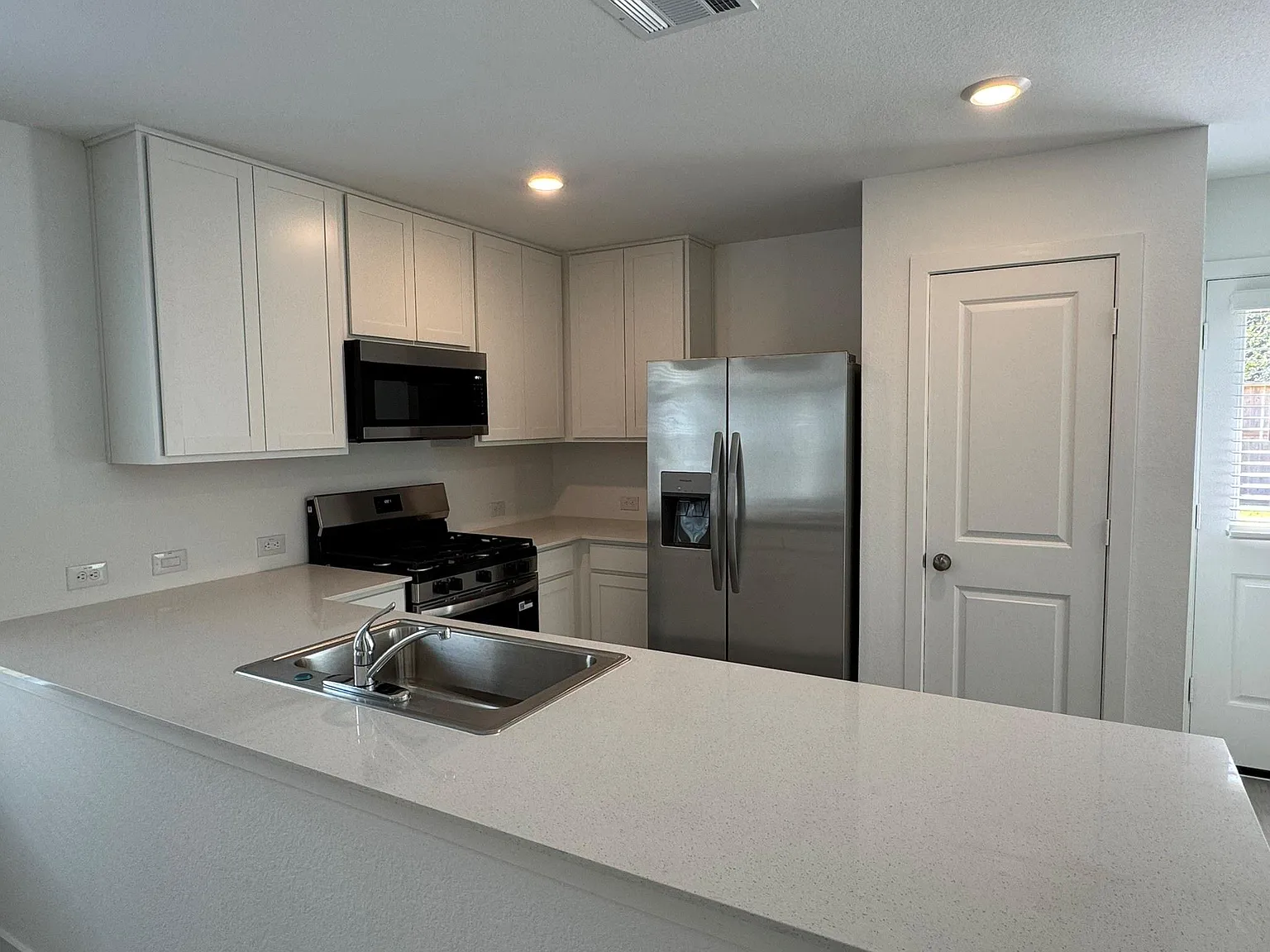 3 bed, 2.0 bath, 1310 sqft, $1,650 — Photo 4