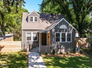 703 S 9th St, Grand Forks, ND 58201