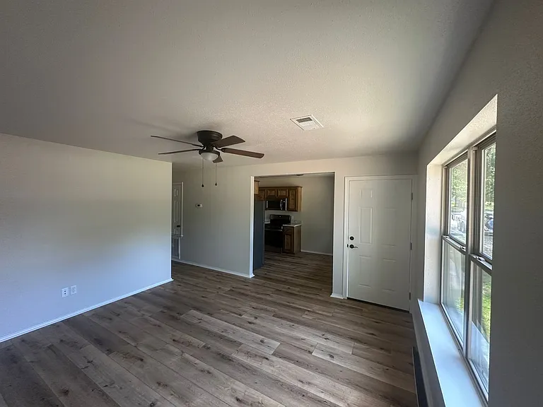 909 N El Paso Ave — Photo 3