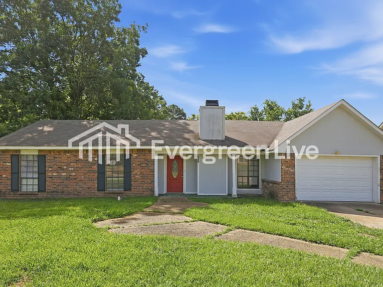 213 Eagle Dr — Photo 1