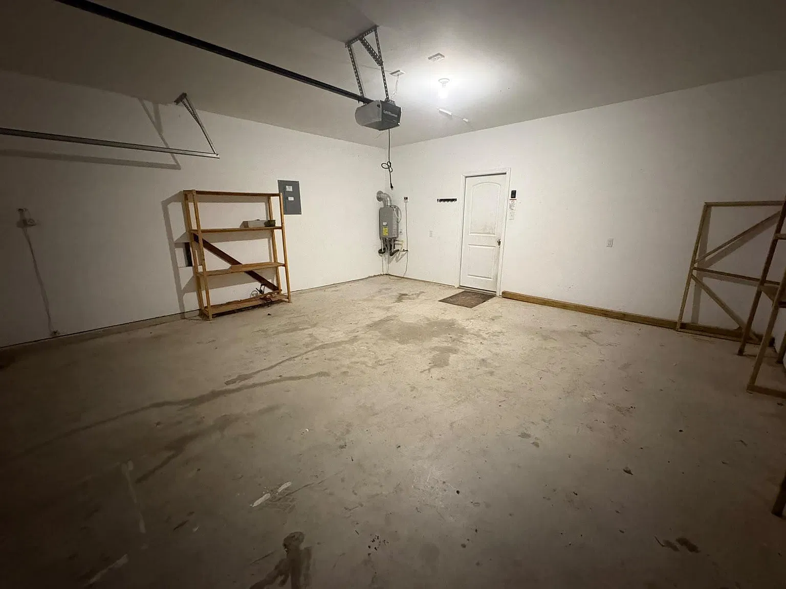 4 bed, 2.5 bath, 2356 sqft, $1,999 — Photo 3
