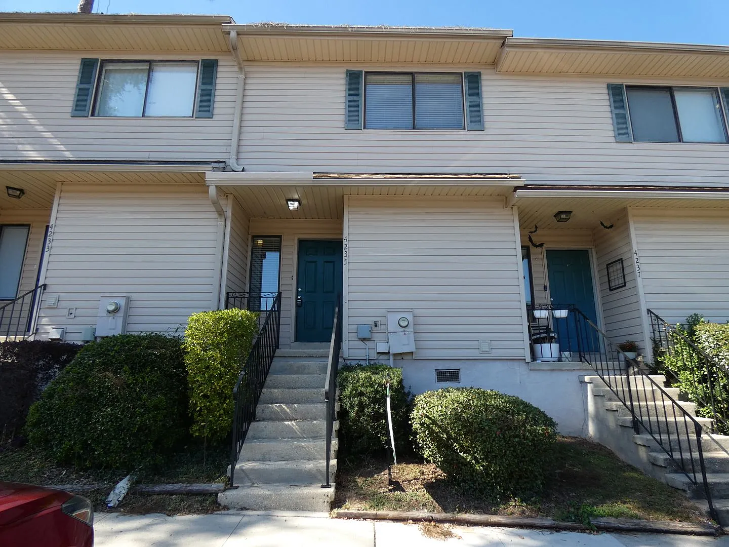 Charming 2-Bedroom Townhome — Photo 1