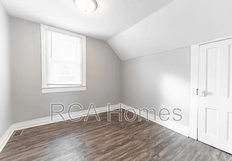 1011 E Legrande Ave #E — Photo 9