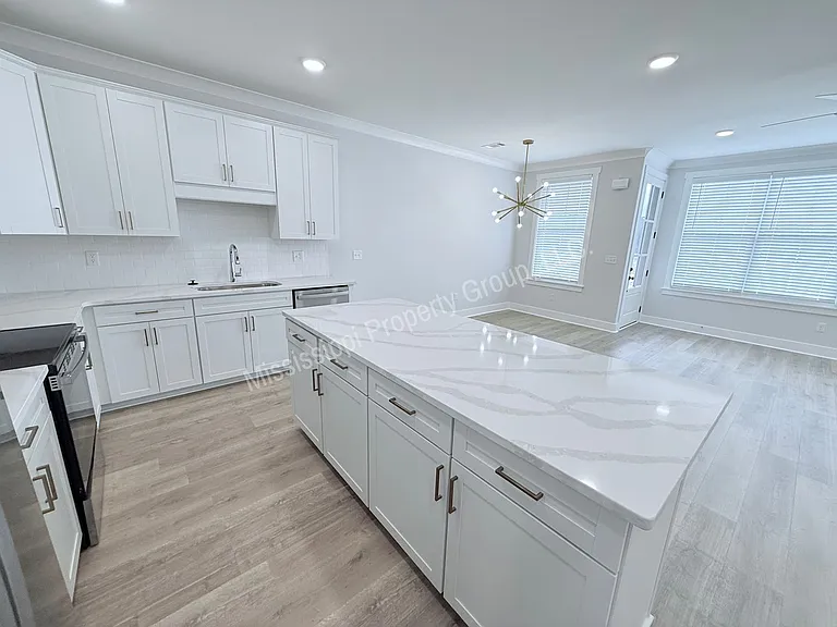 613 Miramar Ln — Photo 6