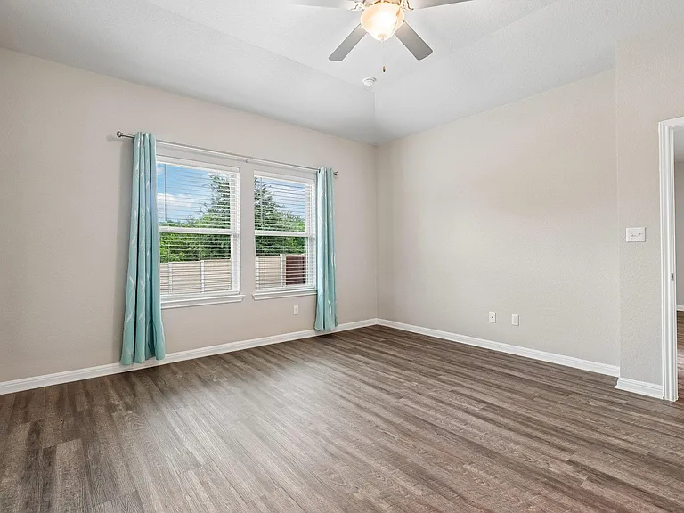 616 Sigourney Way — Photo 8