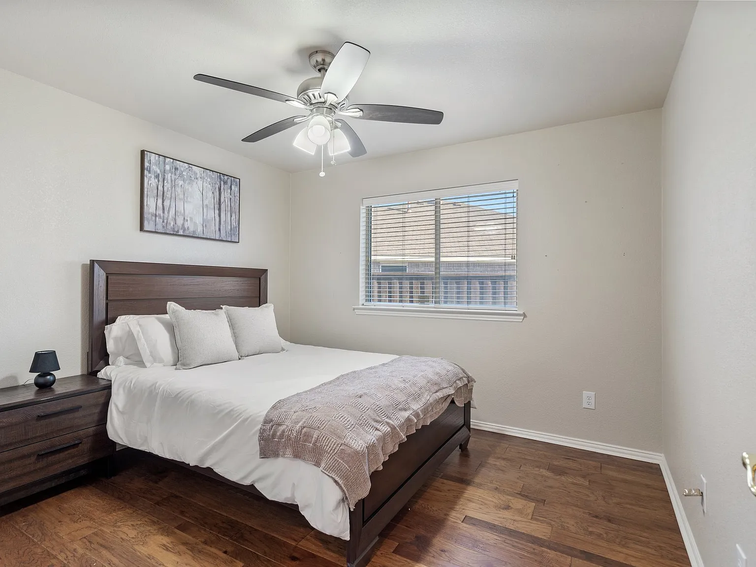 4 bed, 2192 sqft, $5,000 — Photo 4