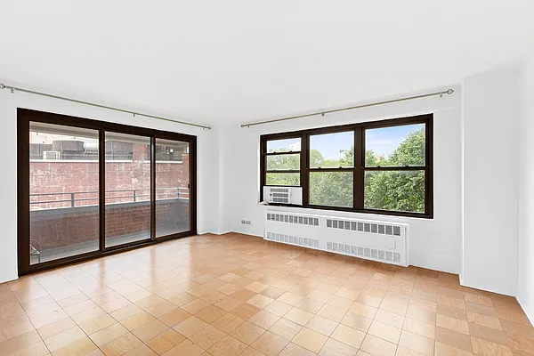 Sold by R New York | media 9