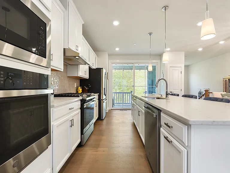 409 Spruce Ln — Photo 3