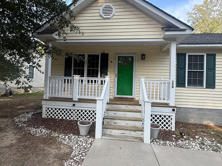 250 Woodberry Dr — Photo 2