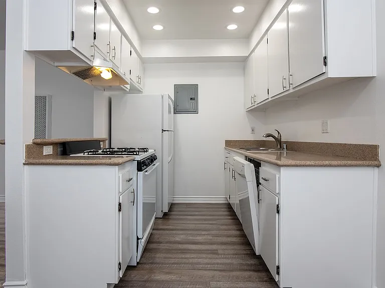 520 W. Wilson — Photo 7