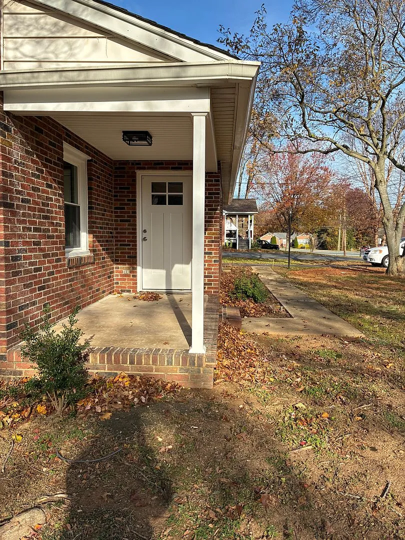 Two Full Living Areas One Incredible Home! Spacious & Fully Renovated 4-Bedroom in HDG — Photo 2