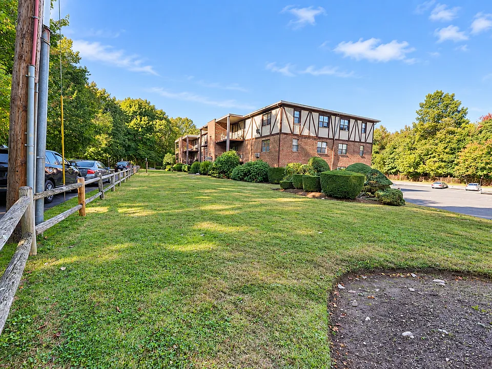 75 Elmwood Park #23