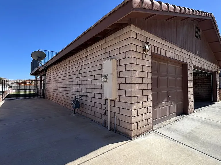 857 Robinson Ln — Photo 3