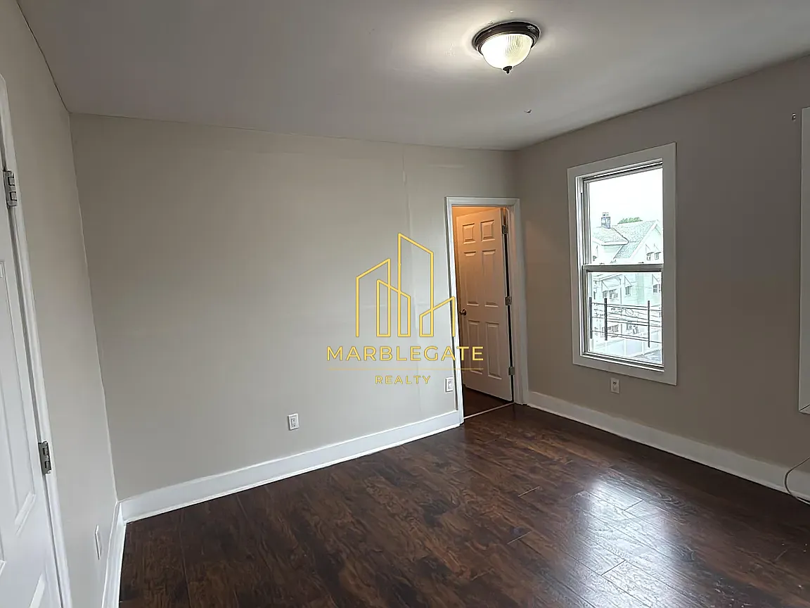 3 bed, 1050 sqft, $1,900 — Photo 4