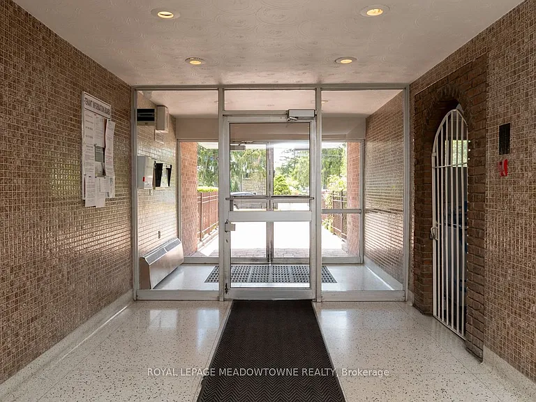 1017 Seneca Ave #408 — Photo 5