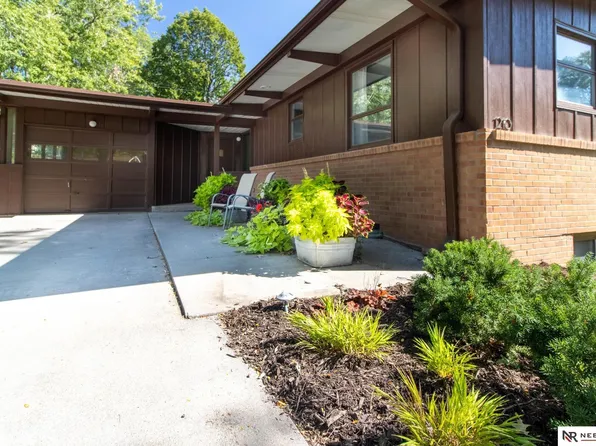 1210 Eastridge Dr, Lincoln, NE 68510