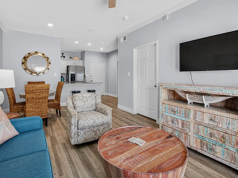 Compass Bay Apartments & Marina — Photo 9
