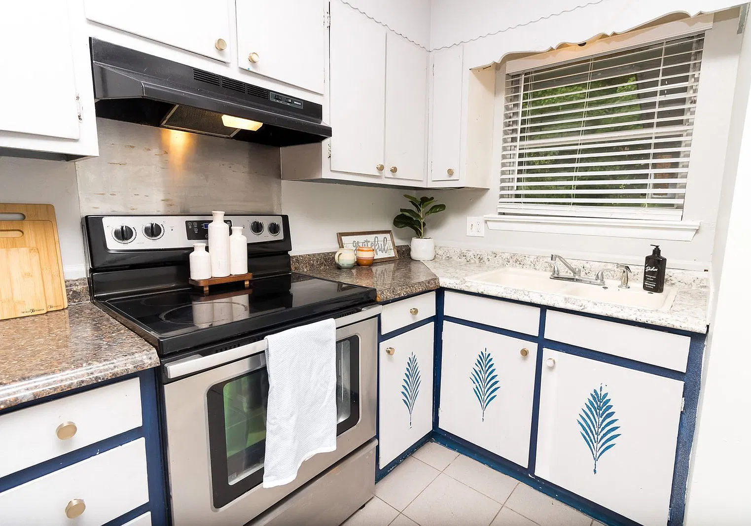 2 bed, 1.0 bath, 890 sqft, $1,250 — Photo 1