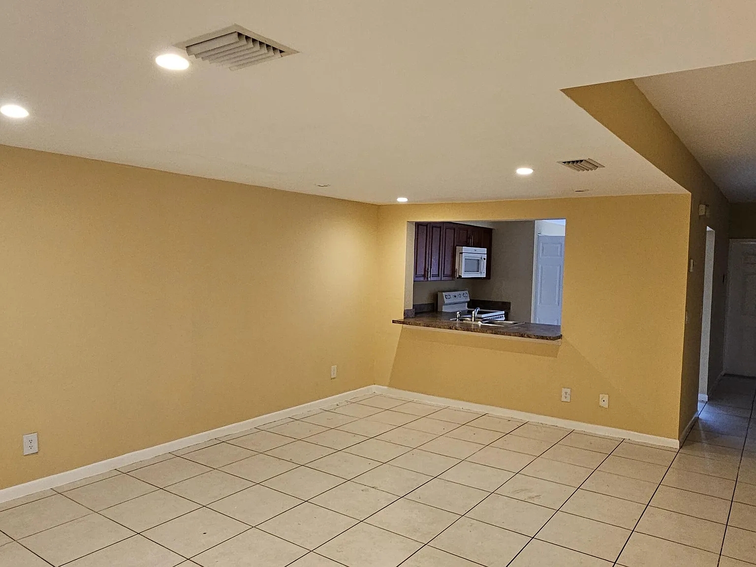 3 bed, 2.5 bath, 1429 sqft, $2,600 — Photo 3
