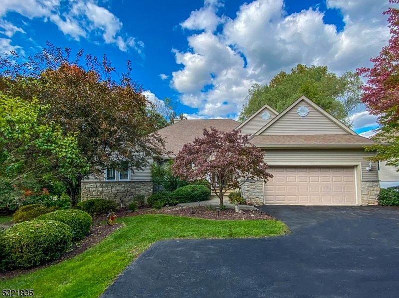 1st image of 22 Red Oak Dr