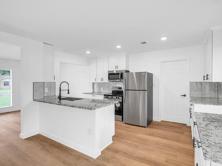 290 E Smith St — Photo 22