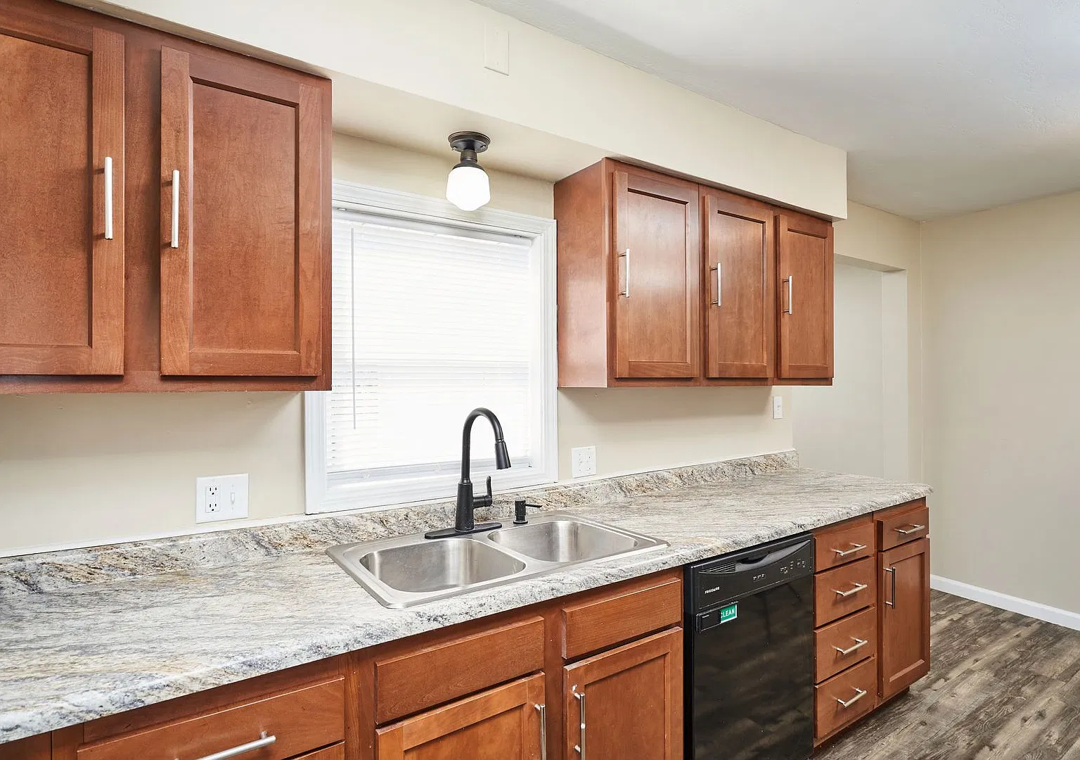 Renovated 5 Bedroom 2.5 Bath home — Photo 4