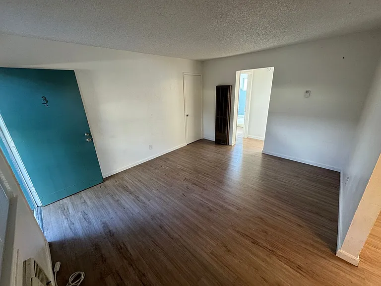 2727 V Street - Apts — Photo 5
