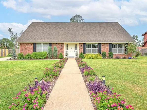 922 S 19th St, Rogers, AR 72758