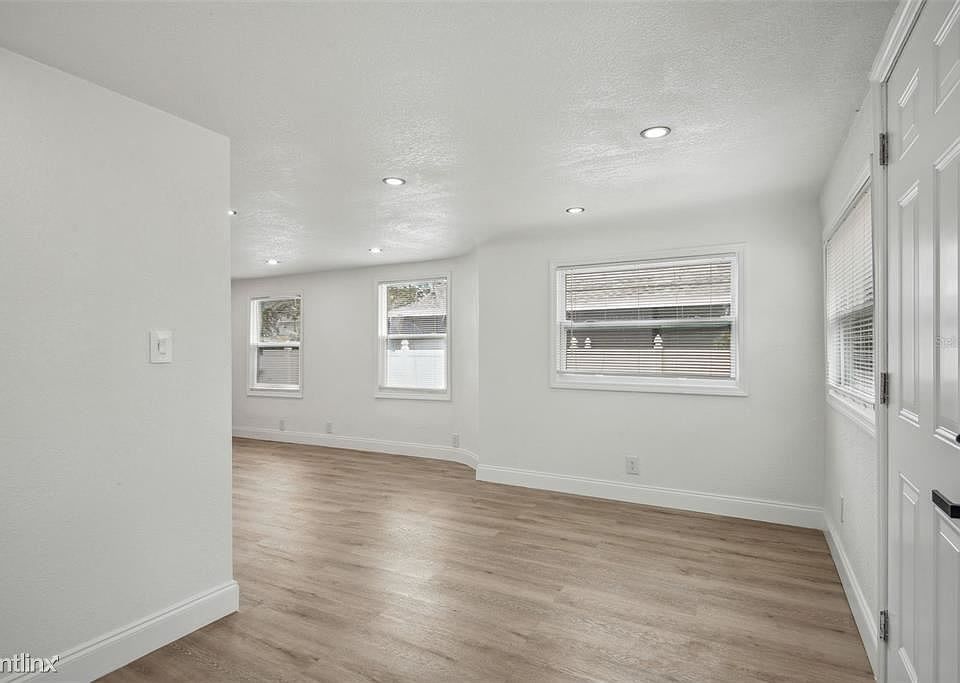 1st image of 5260R 8th Ave N