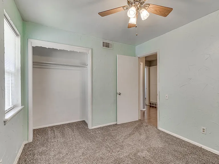 820 E Carroll Ln — Photo 17